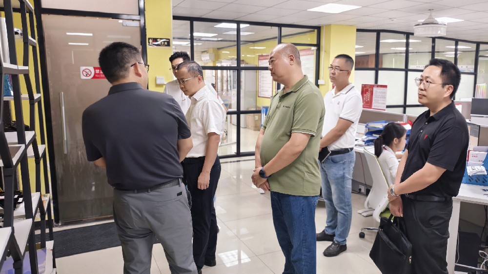 心系企業(yè)，情暖藍(lán)柯路——陳鎮(zhèn)長(zhǎng)及鎮(zhèn)領(lǐng)導(dǎo)團(tuán)隊(duì)親臨指導(dǎo)，共繪發(fā)展藍(lán)圖